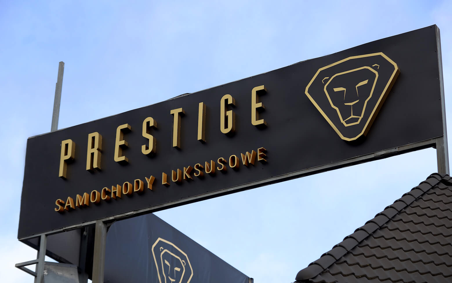 Prestige - Letras LED espaciales colocadas sobre la entrada