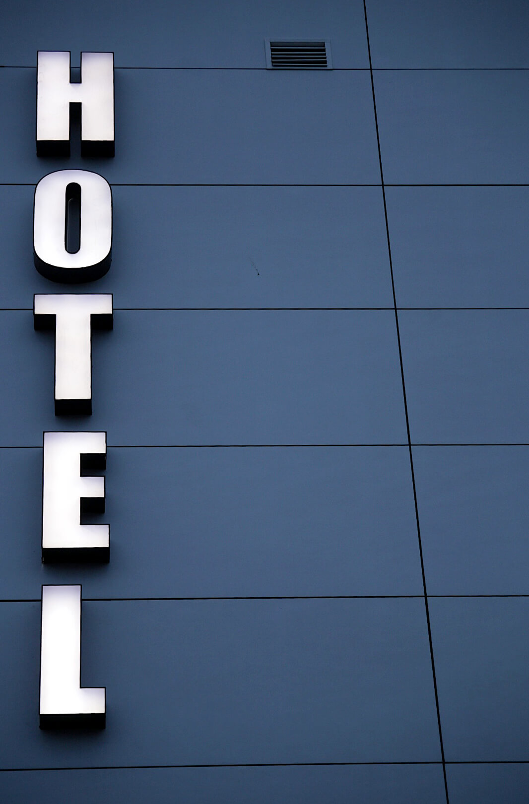 Hotel Zatoka - Letras LED 3D de plexiglás en el tejado