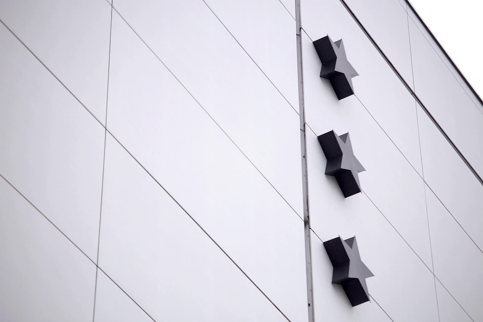 El Hotel Bay - estrellas LED espaciales de plexiglás colocadas en el tejado