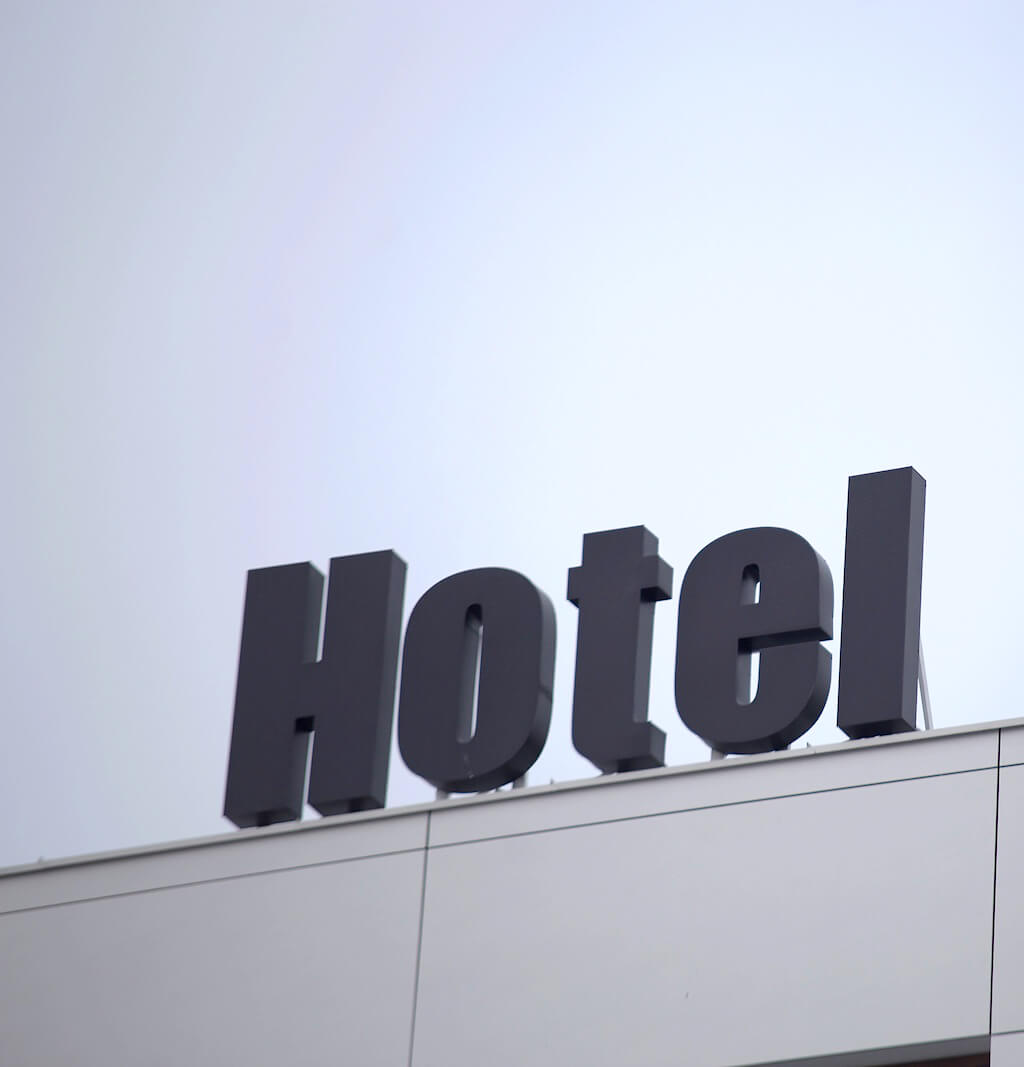 Hotel Zatoka - 3D plexiglas LED letters op het dak