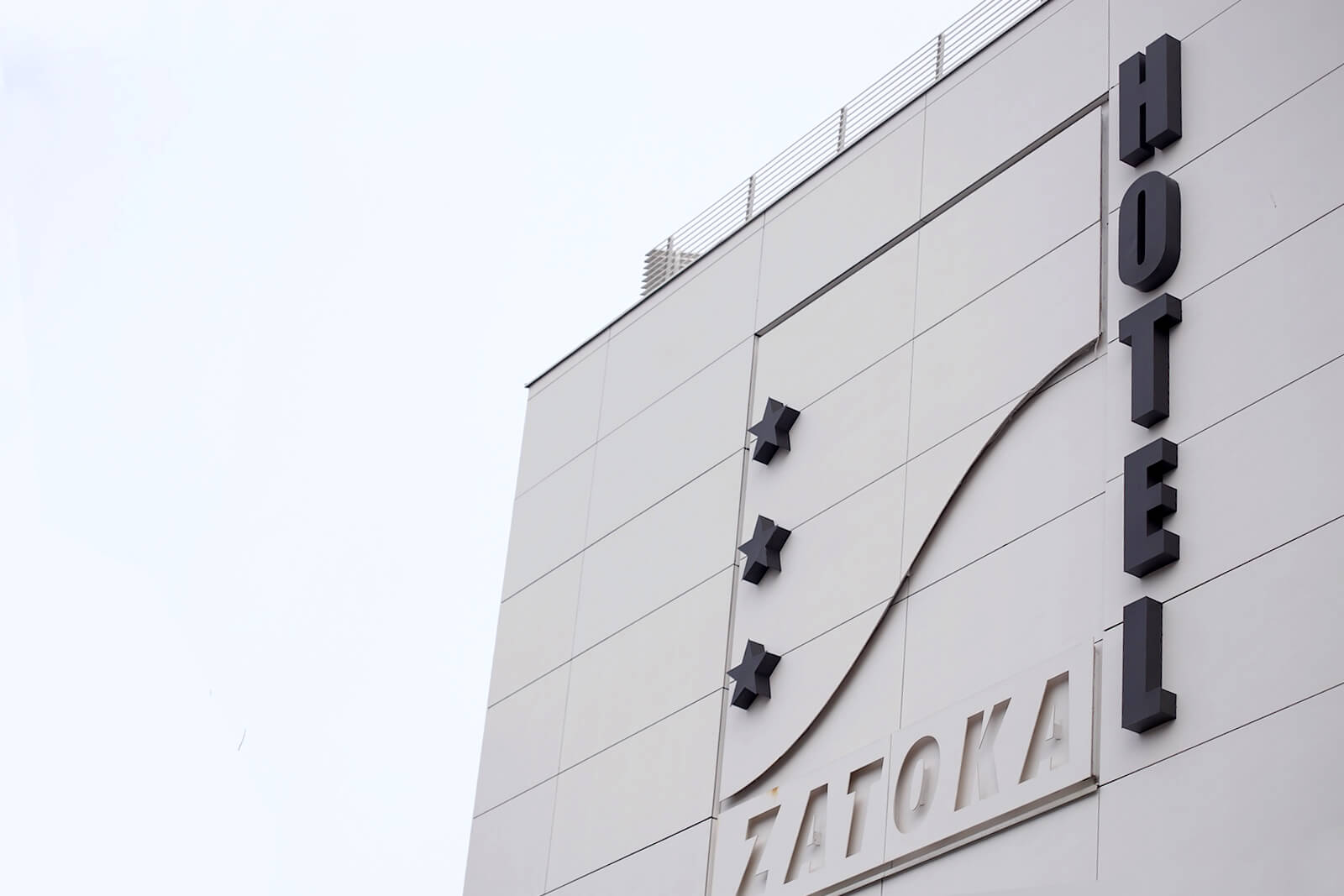 Hotel Zatoka - spatial LED letters made of Plexiglas placed on the roof