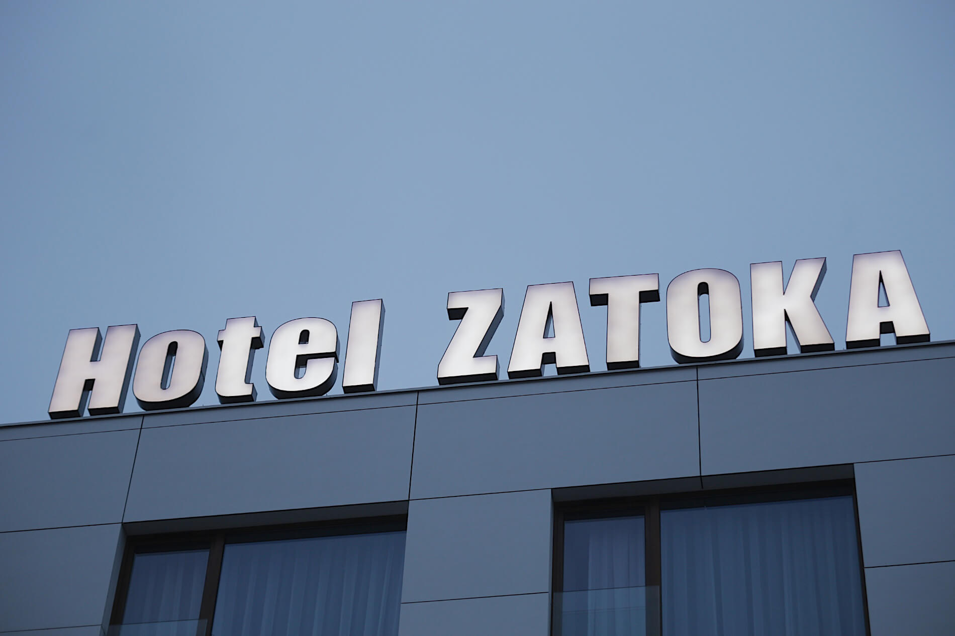 Hotel Zatoka - spatial LED letters made of Plexiglas placed on the roof