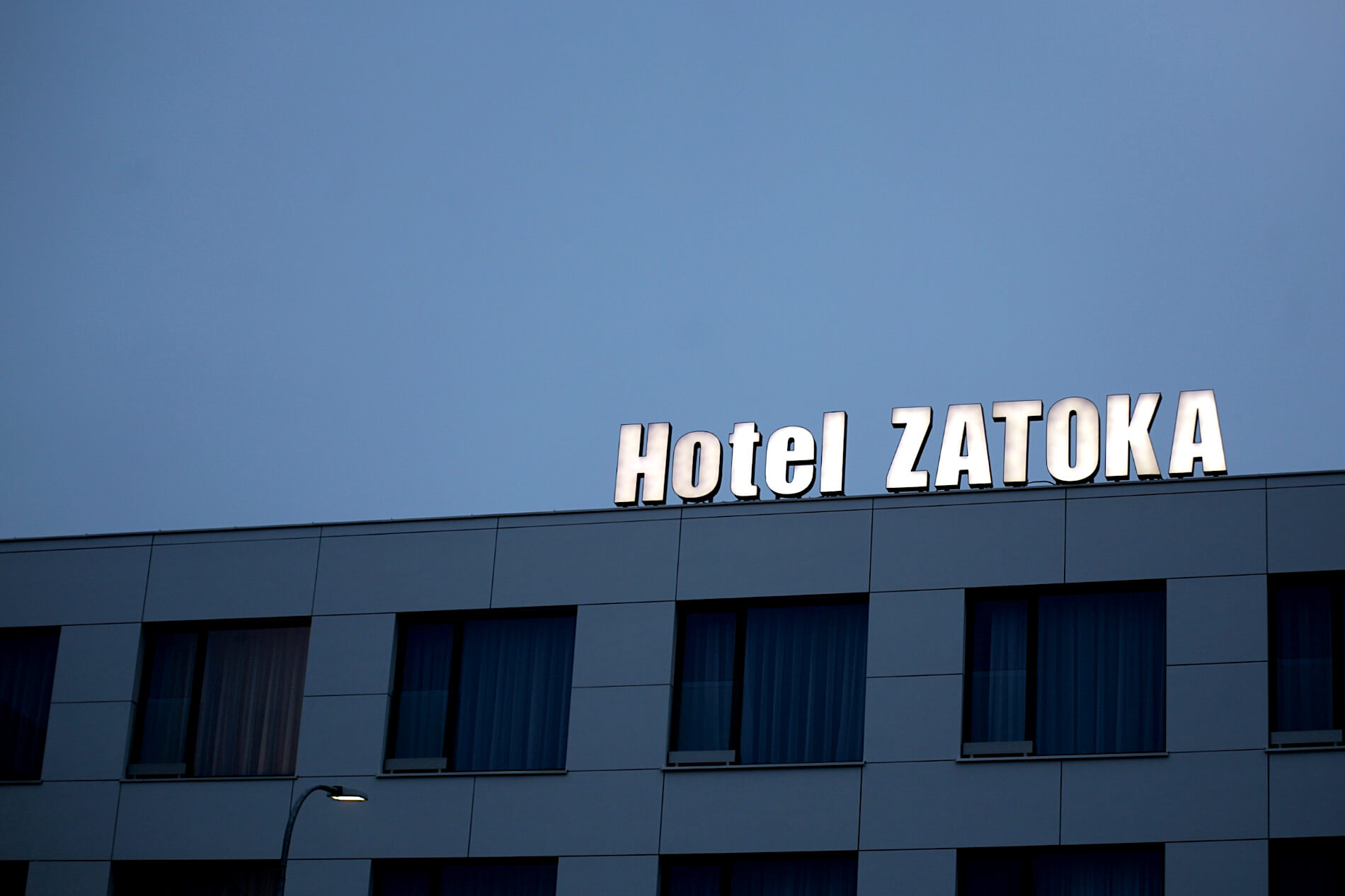 Hotel Zatoka - spatial LED letters made of Plexiglas placed on the roof