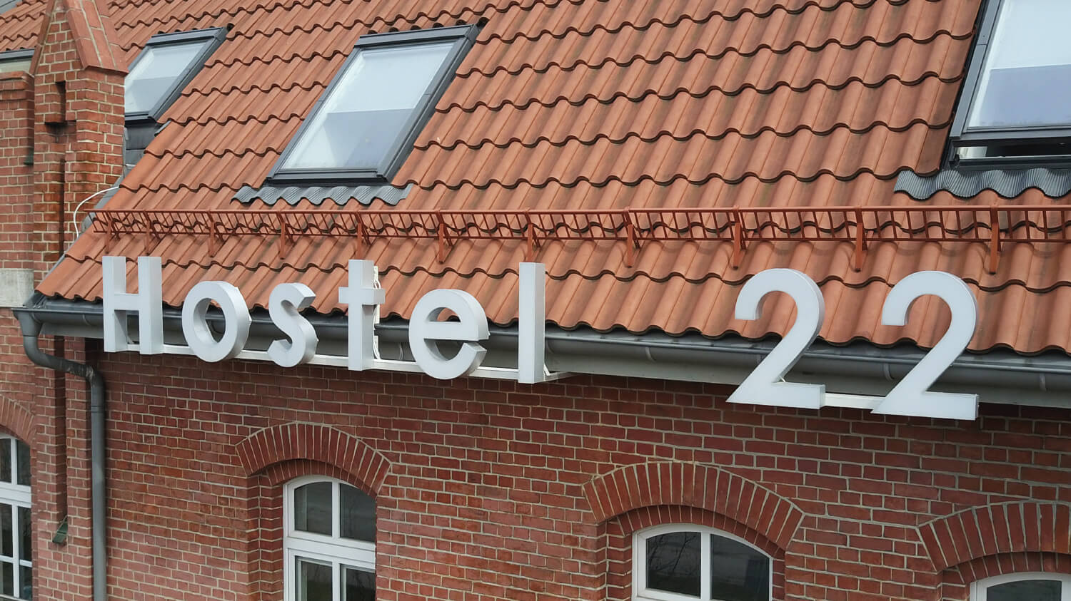 Hostel 22 - räumlich leuchtende Buchstaben an der Wand