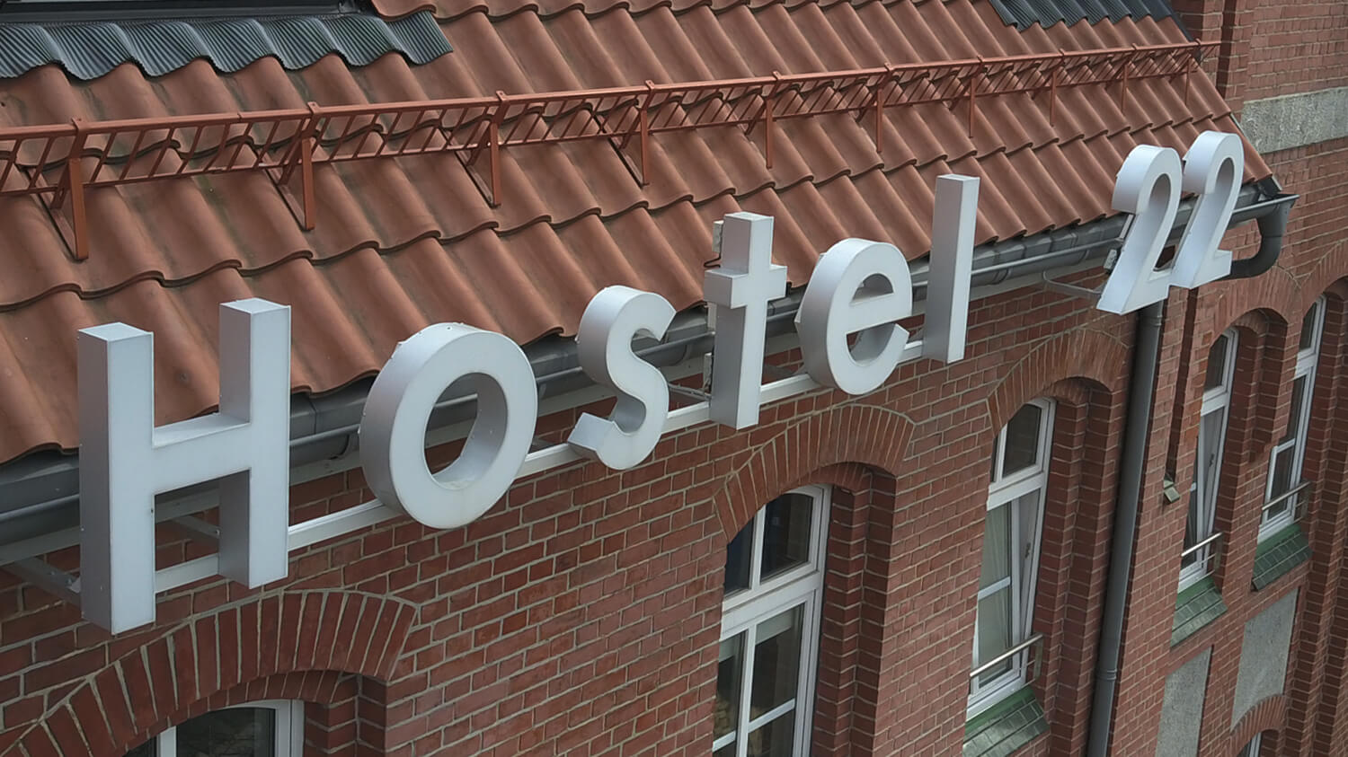 Hostel 22 - przestrzenne litery świetlne umieszczone na ścianie