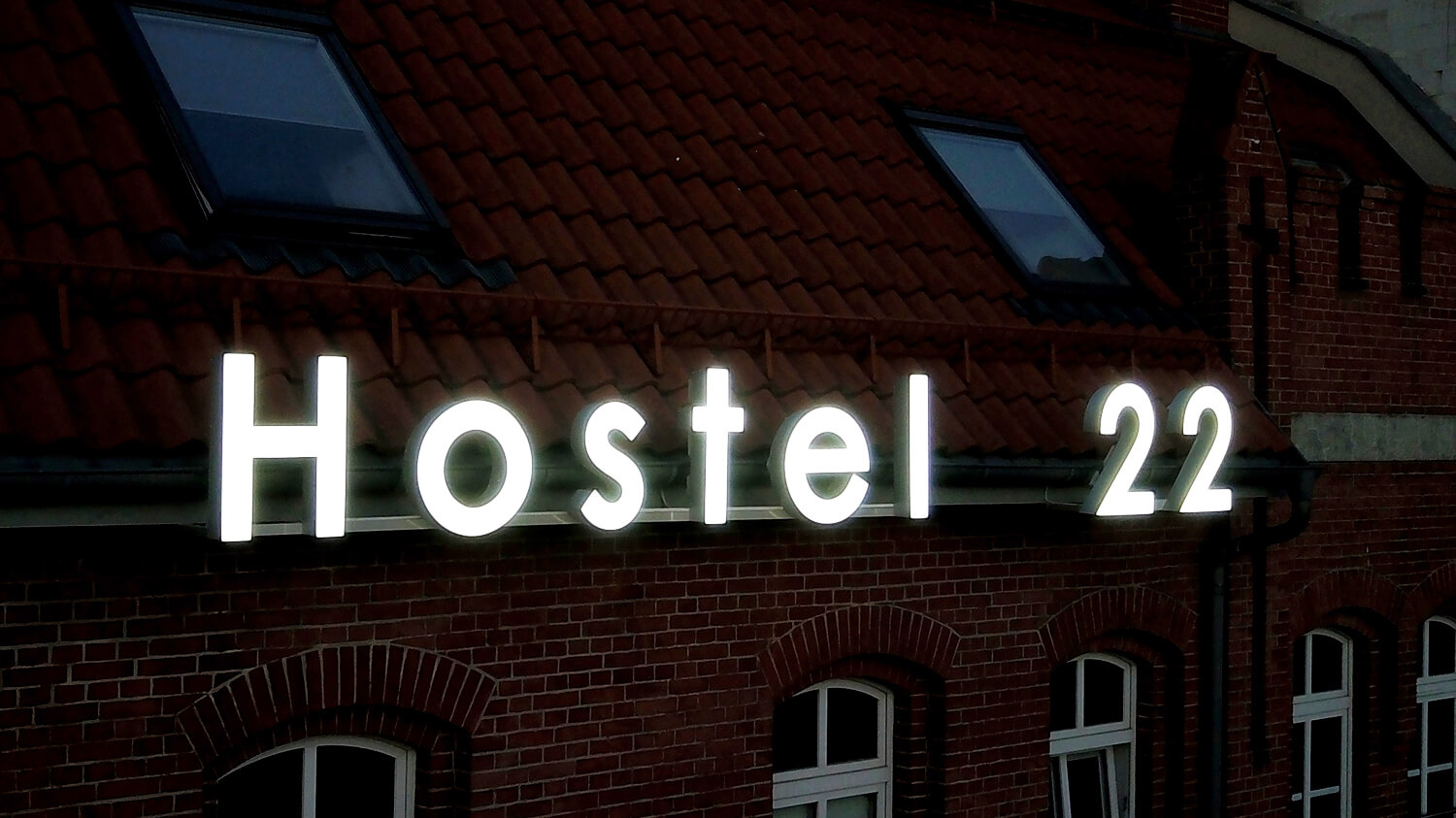 Hostel 22 - räumlich leuchtende Buchstaben an der Wand