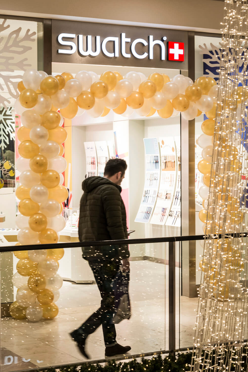 Swatch - przestrzenne litery świetlne umieszczone na ścianie