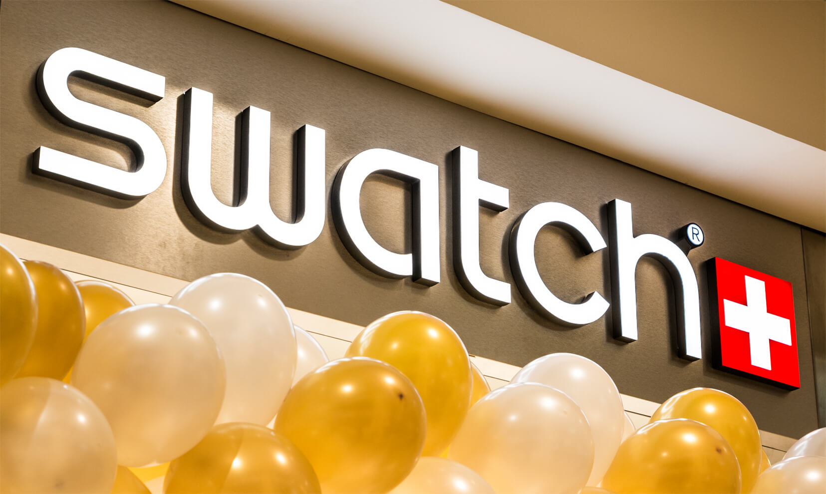 Swatch - przestrzenne litery świetlne umieszczone na ścianie