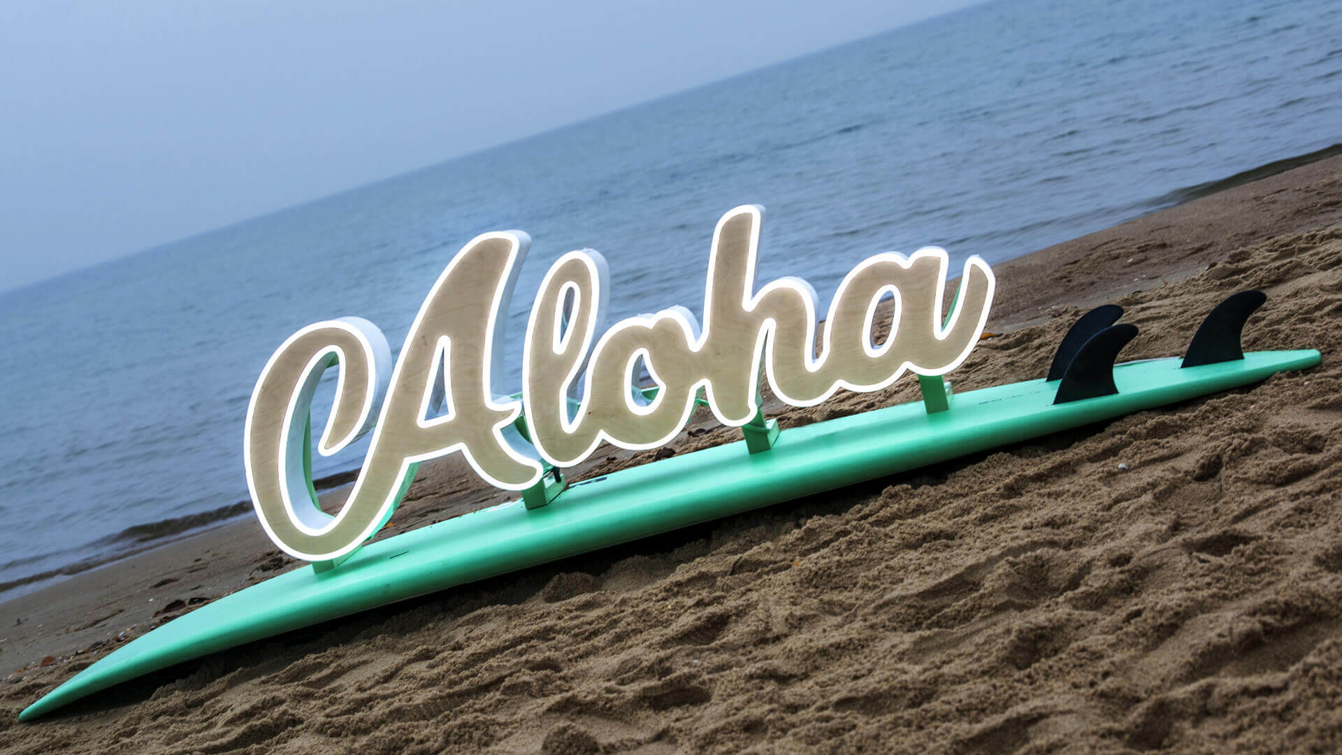 Aloha - Lettres LED illuminées le long des contours