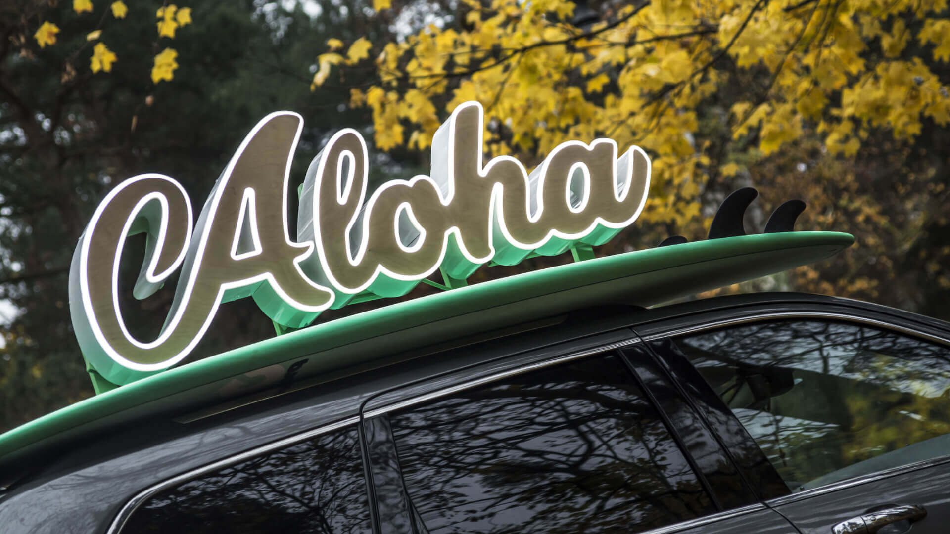 Aloha - LED light letters that shine along the contour