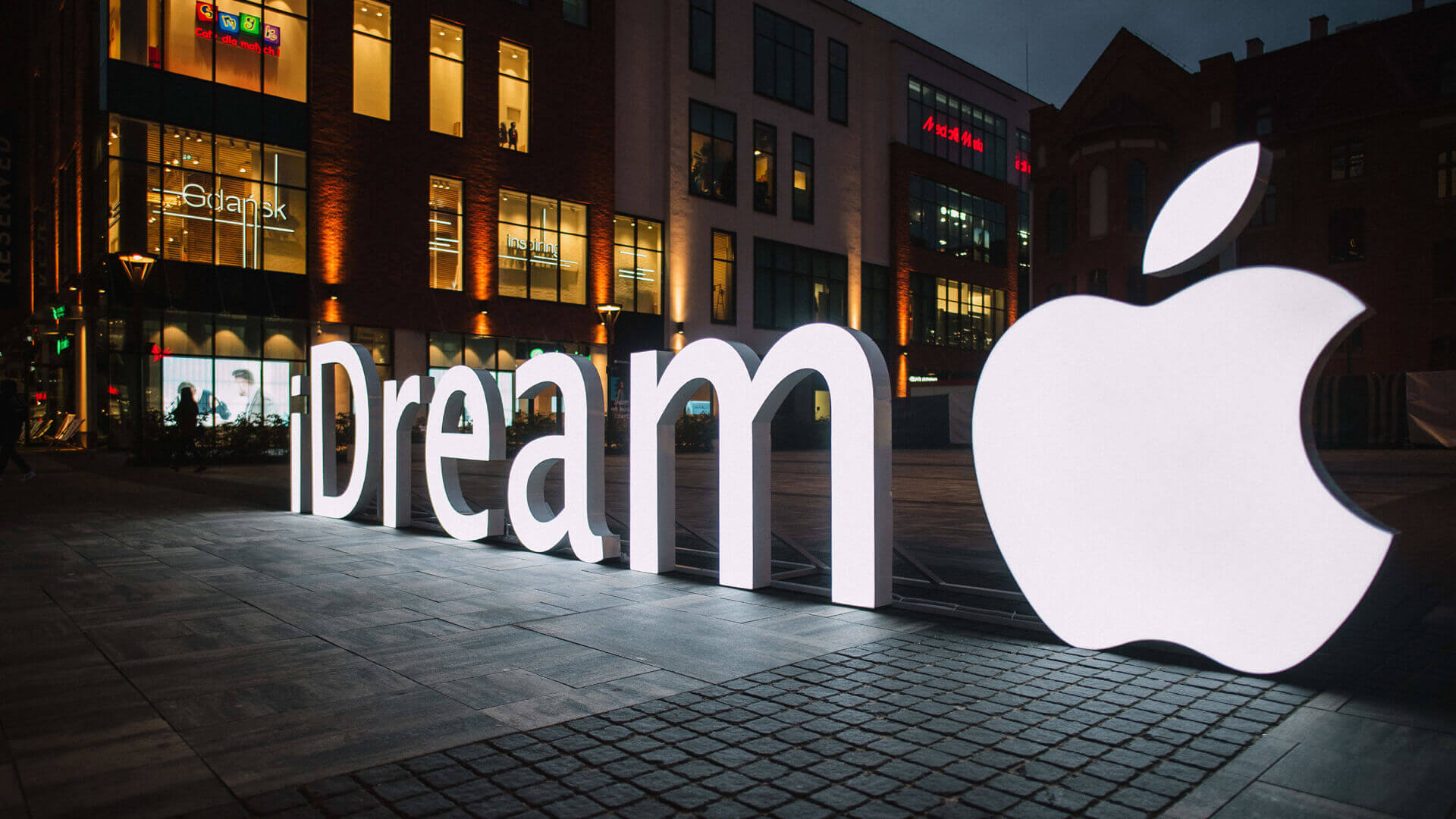 iDream - spatial, standing LED light letters