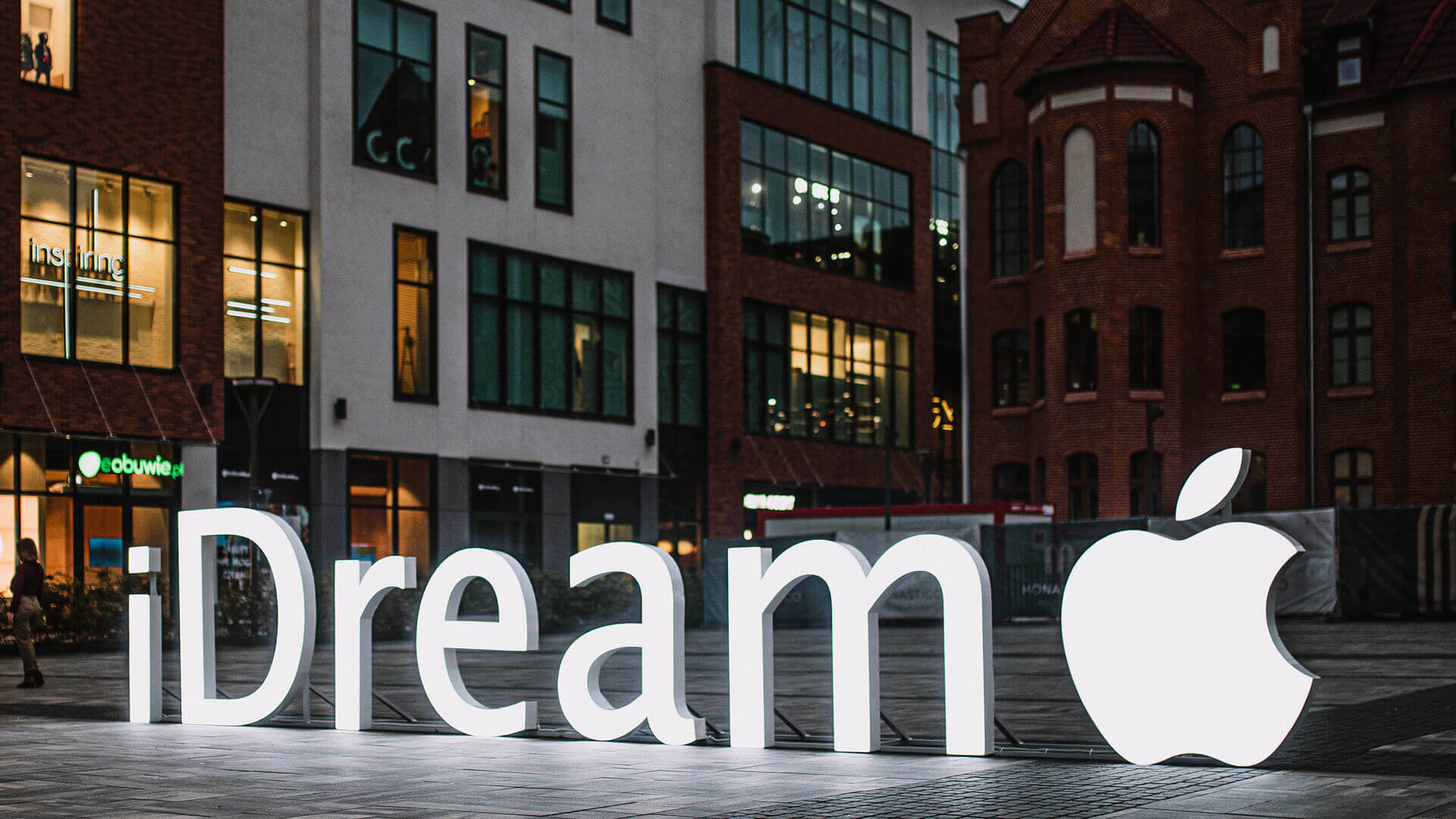 iDream - spatial, standing LED light letters