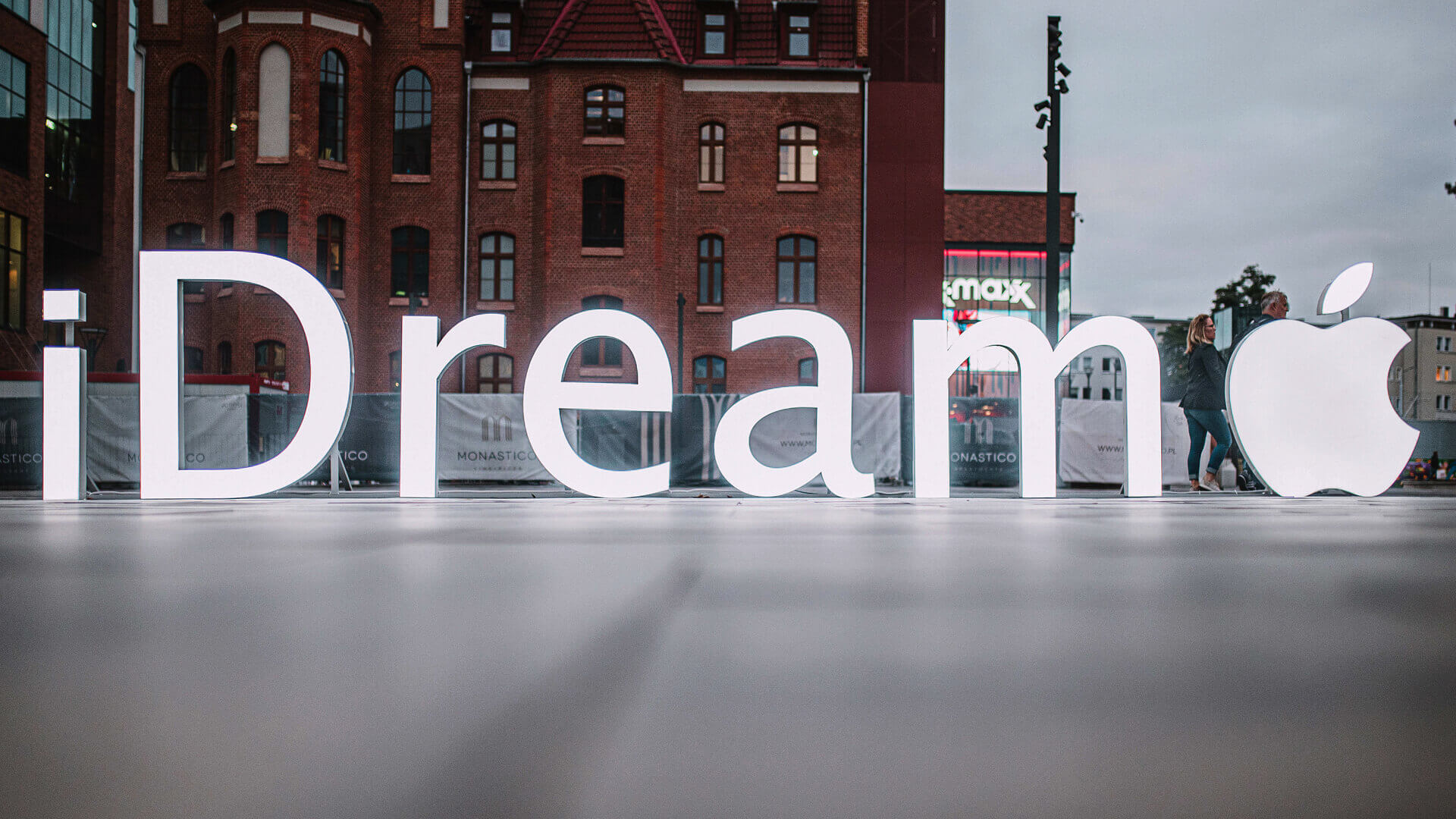 iDream - spatial, standing LED light letters