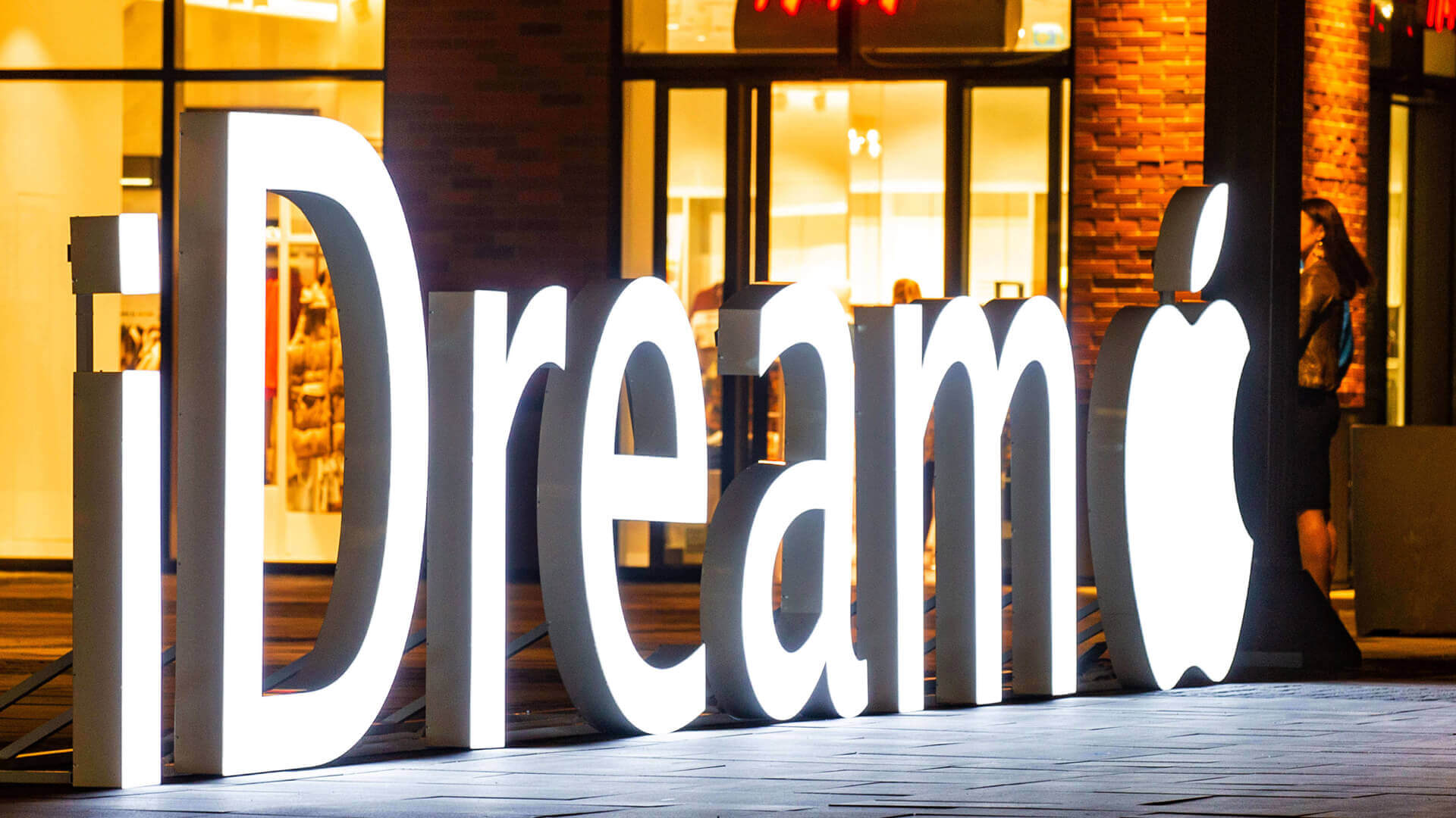 iDream - spatial, standing LED light letters