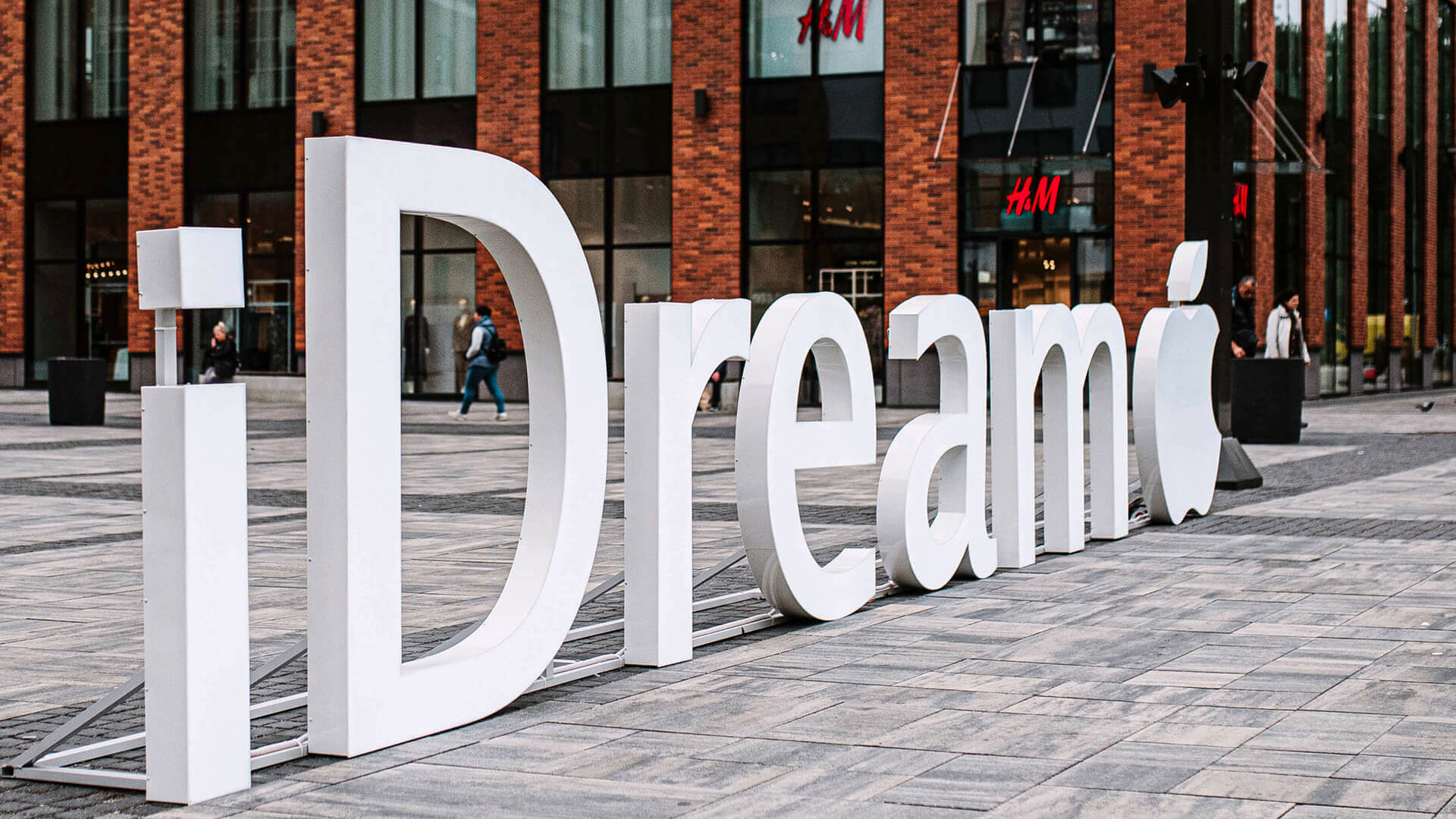 iDream - spatial, standing LED light letters