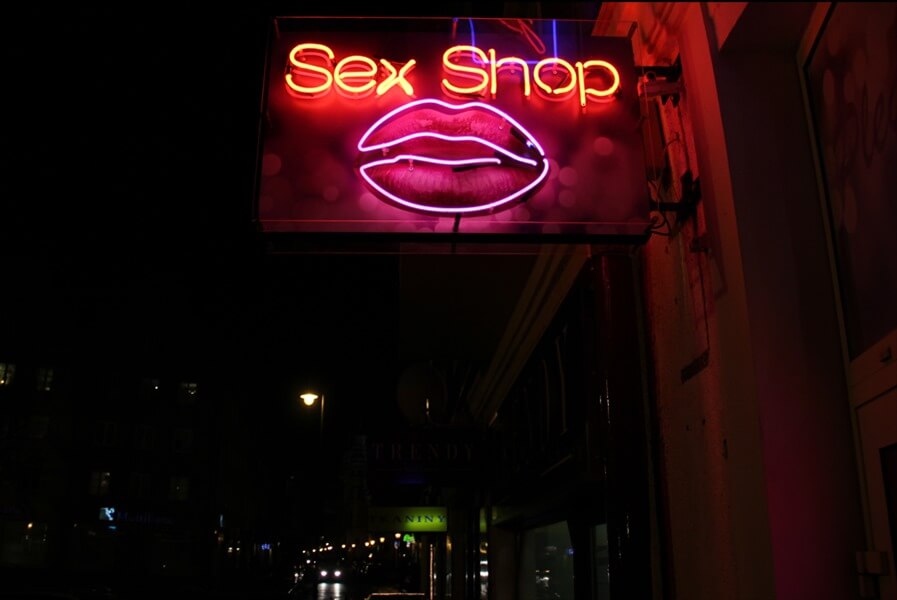 Sex Shop - letrero de neón exterior situado sobre la entrada