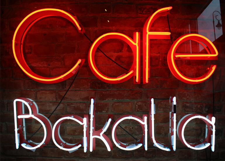 Cafe Bakalia - insegna pubblicitaria al neon per interni di colore rosso