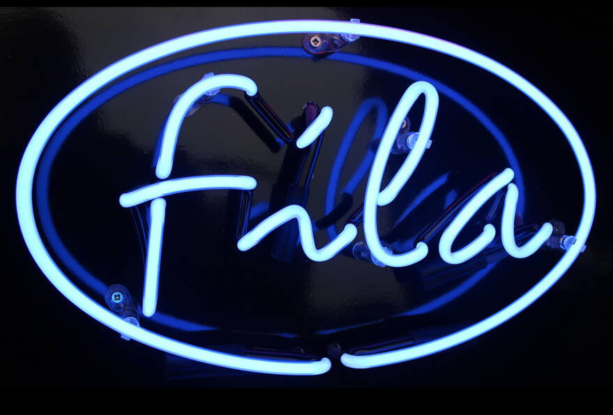 Fila - Contatori d'acqua polacchi - pubblicità al neon blu