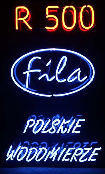 Fila - Poolse watermeters - blauw neon reclame