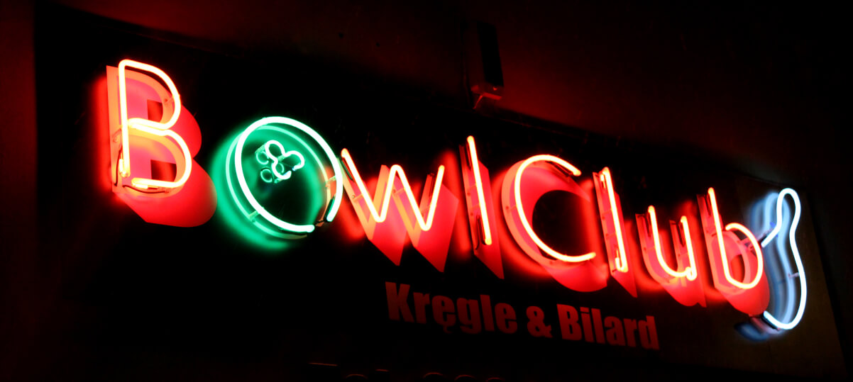 Bowl Club - neon reklamowy, umieszczony na zewnątrz budynku