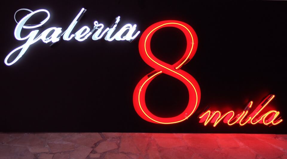 8 Mile Gallery - insegna pubblicitaria al neon di colore rosso, collocata sul muro all'interno dell'edificio