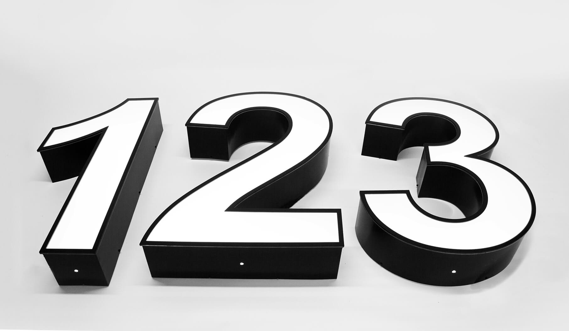 Cyfry 123 - Oznakowanie budynku cyframi podświetlanymi