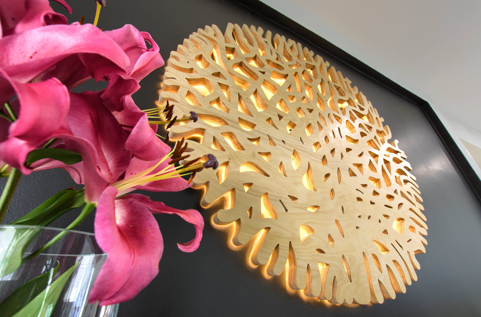 3D-illuminé-effet-halo-logo-bois-bois-corail-avec-bois - Enseigne en 3D avec des rouleaux de bois de contreplaqué et de bois épais