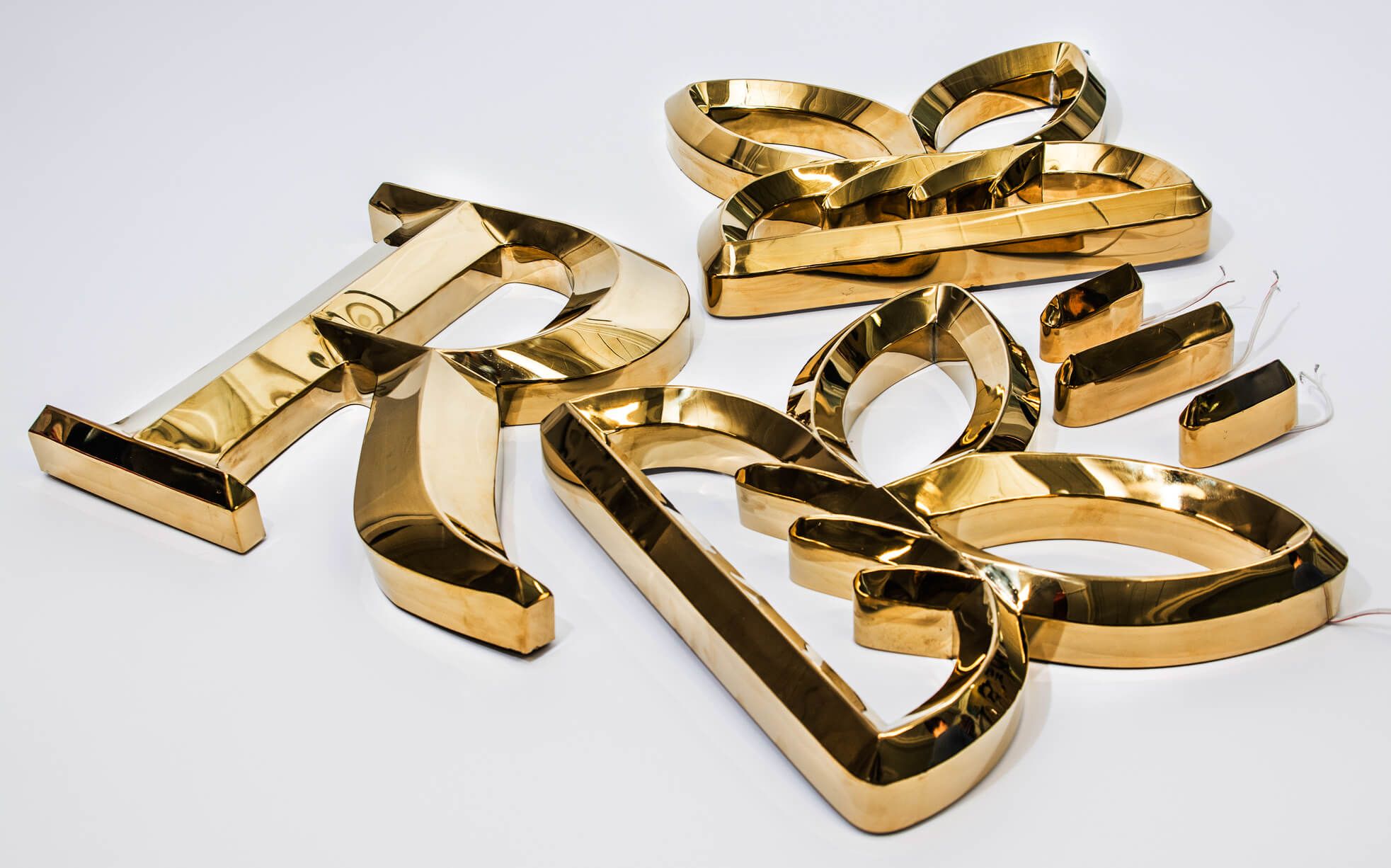 Litery pryzmatyczne - Złote litery pryzmatyczne wykonane z metalu