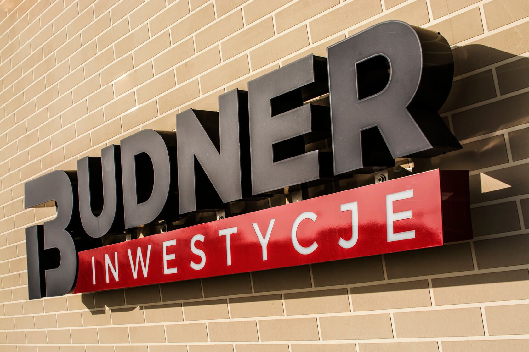 Budner - Budner - przestrzenne litery świetlne LED umieszczone na konstrukcji, na ścianie