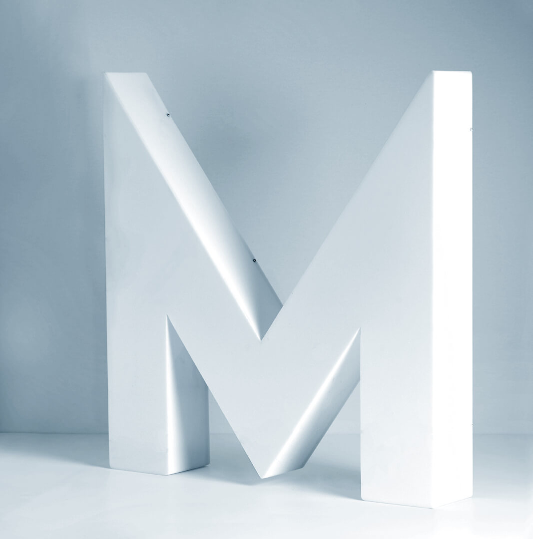letra m plexiglás - M-literal-letter-m-under-literal-letter-m-plexi-3d-led-literal-letter-m-letters-rgb