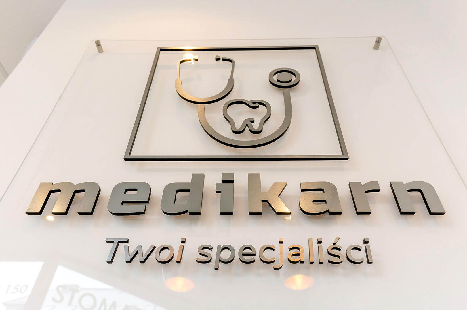 Medikarn - Lettres murales Medikarn avec logo et nom de l'entreprise, fabriquées en acier plutôt qu'en verre.