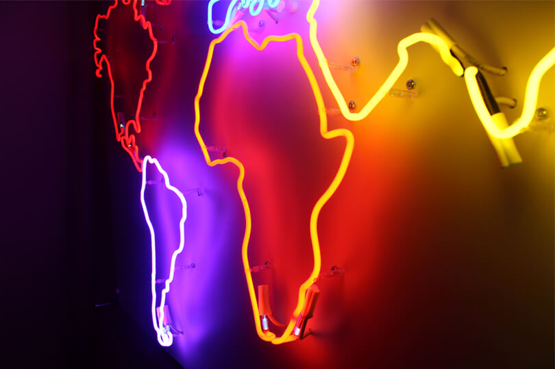 Afrika neon - Weltkarte in Form einer Leuchtreklame, die an der Wand innerhalb des Gebäudes angebracht ist