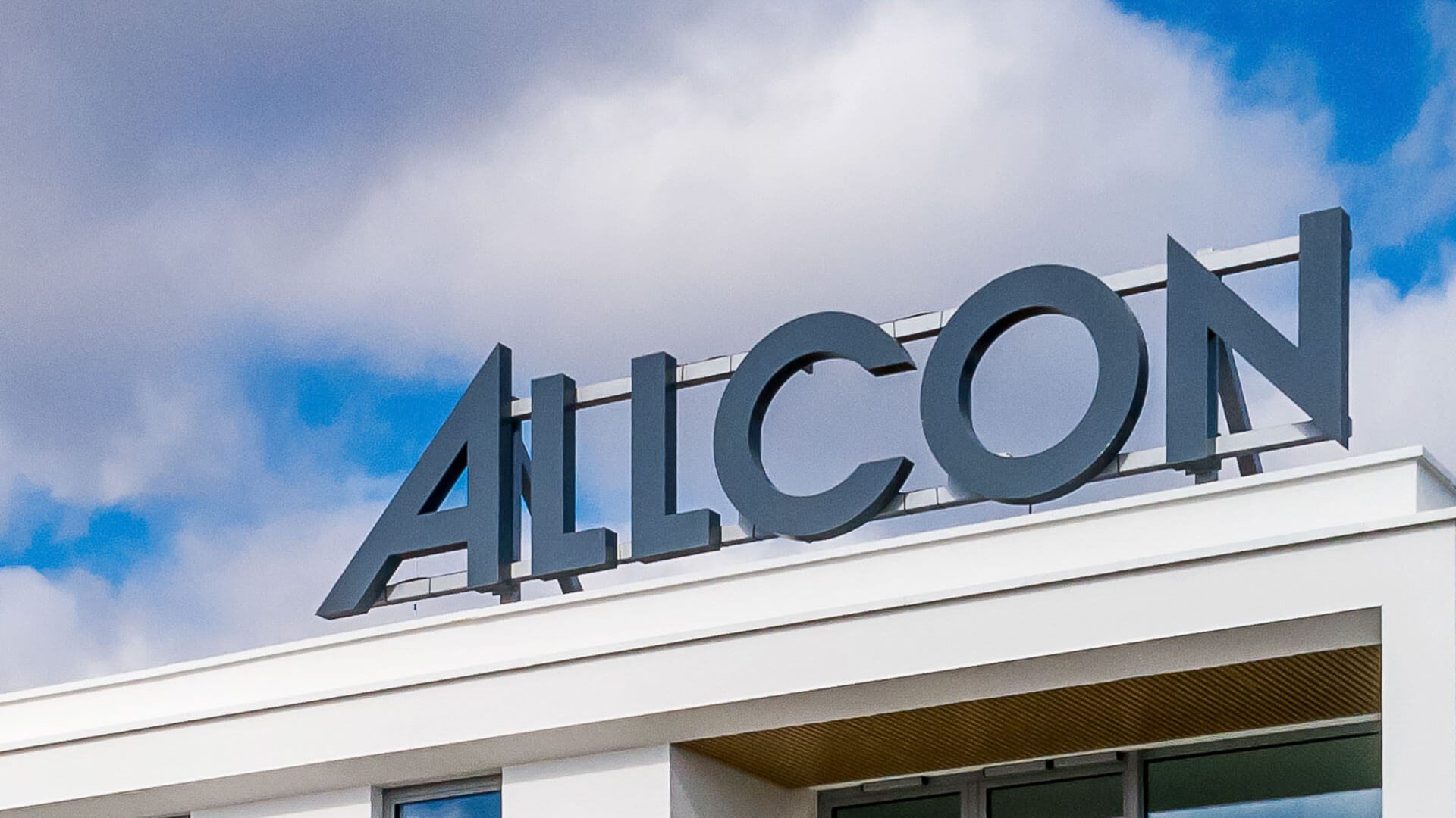 allcon-litre-formato grande - allcon-literal-literal lettering-3D-made-of-plexi-luminescent-on-a- roof-of-a-residential-building