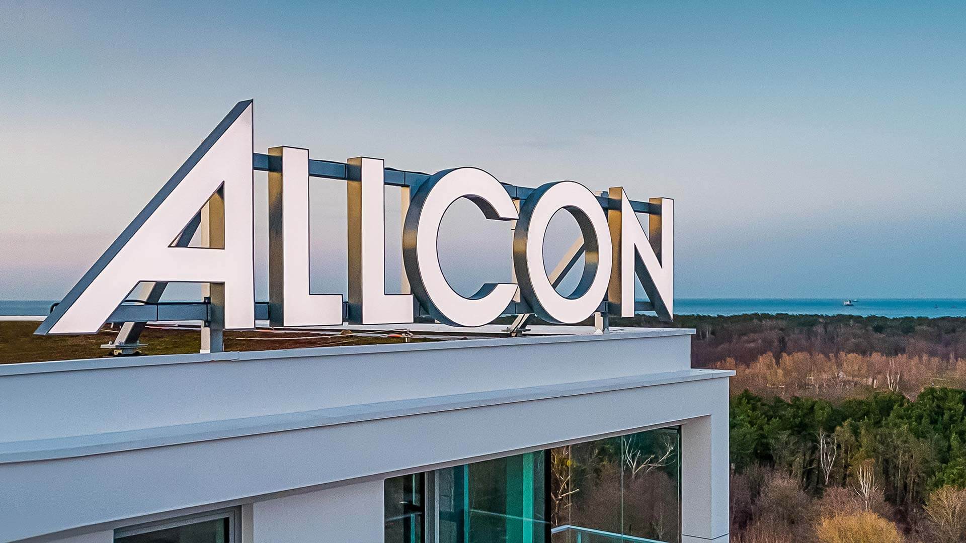 allcon-lettering-large format - allcon-3D-large-size letters made ofplexi-luminescent-luminaires on the roof of a residential building