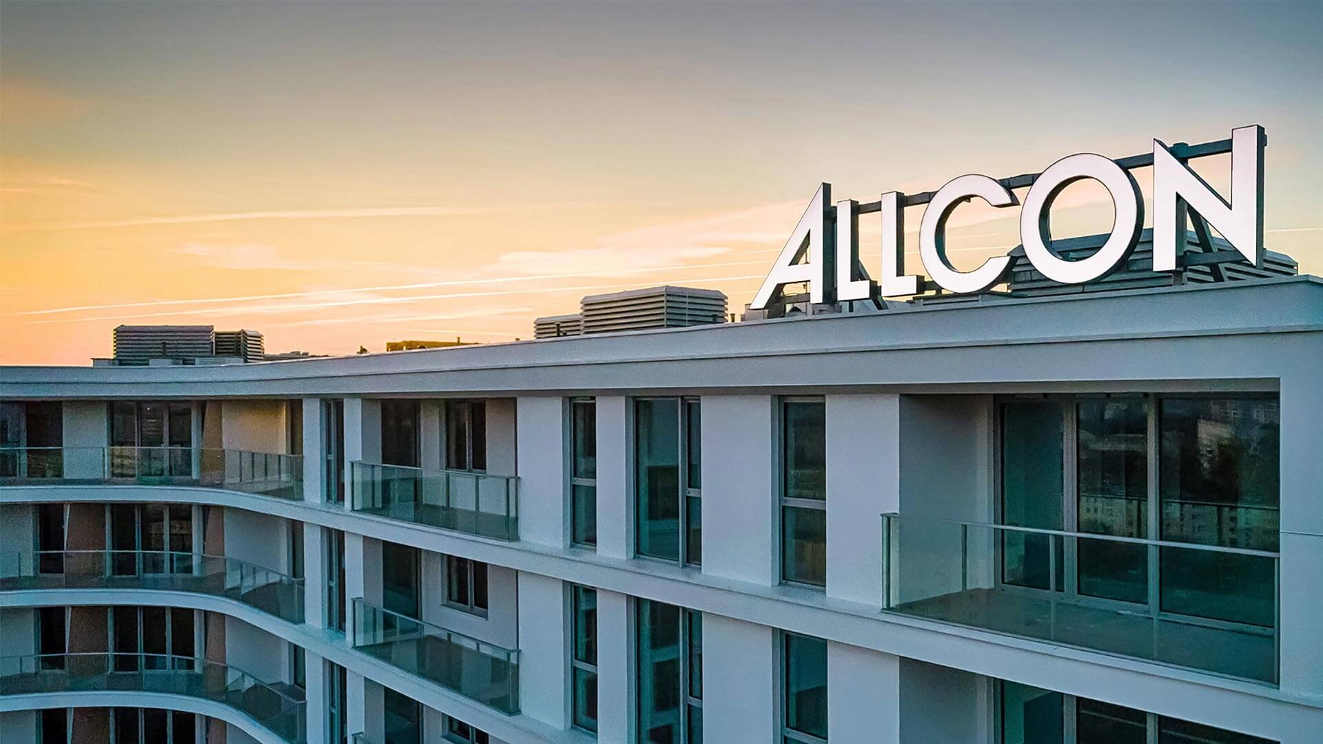 allcon-lettering-large format - allcon large format letters 3d-with-plexi-lighting-on-the-top-of-the-building