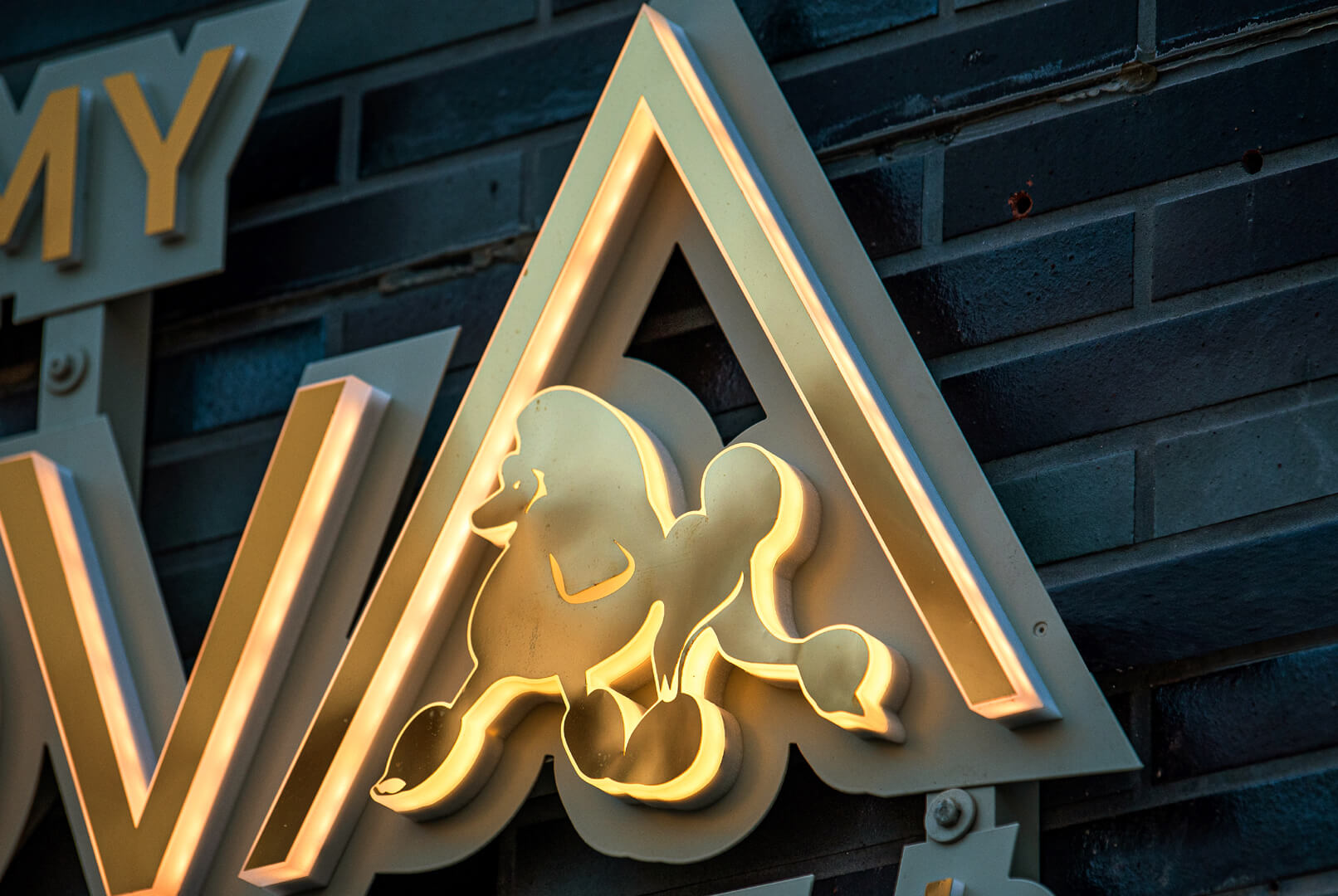 Ambernova - Seitlich beleuchtete LED-Buchstaben Ambernova aus goldfarbenem Edelstahl.