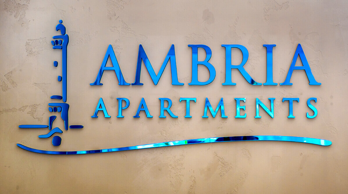 Ambrien - Schriftzug mit Logo aus verspiegeltem Plexiglas.