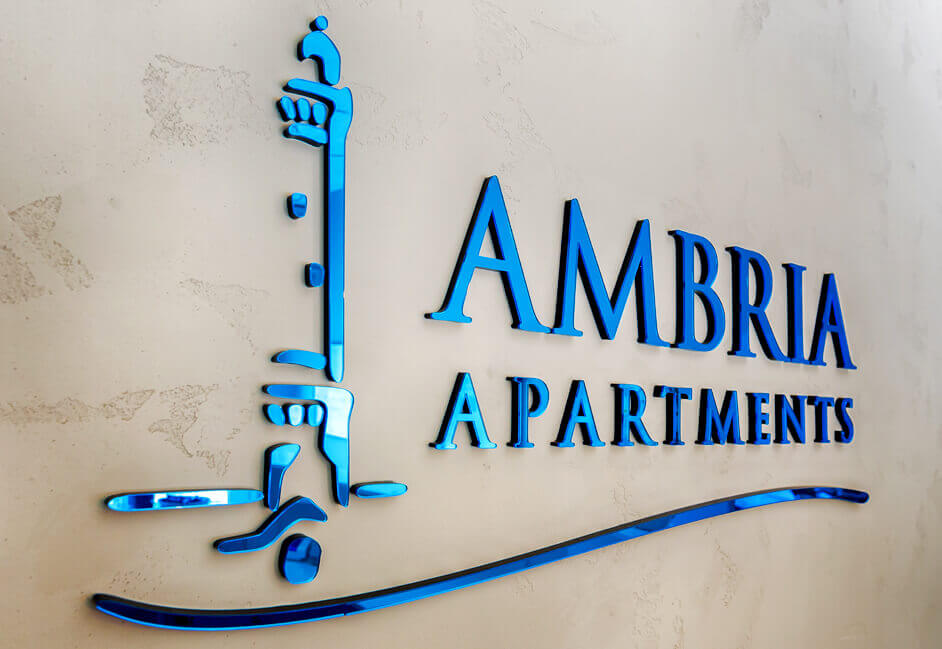 Ambria - Letras con logotipo de acrílico espejado.