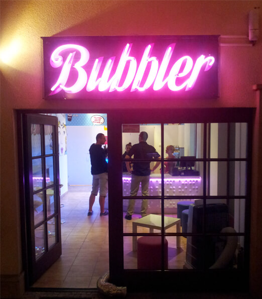 Sprudler - Bubbler - Außenleuchtreklame über dem Eingang.