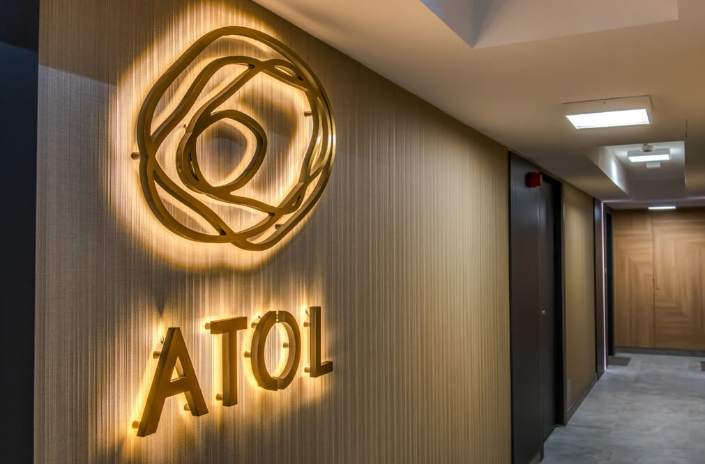 atol-lite-hallo - atol-lettera-hallo-led-lettera-sulla-scala-logo-sul-corridoio