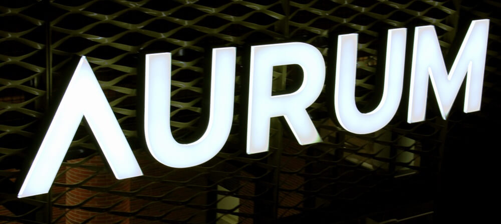 Aurum - Aurum - Lettres lumineuses spatiales à LED placées au-dessus de l'entrée sur un cadre