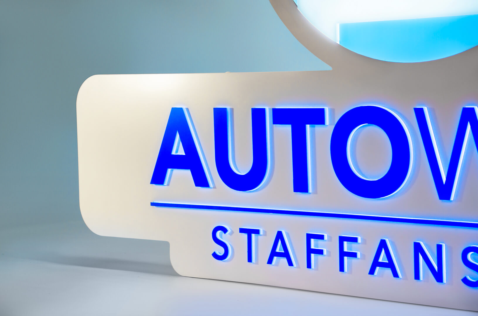 Autolavado - Letras con fondo y logotipo de la empresa Autowash, panel de una cara.