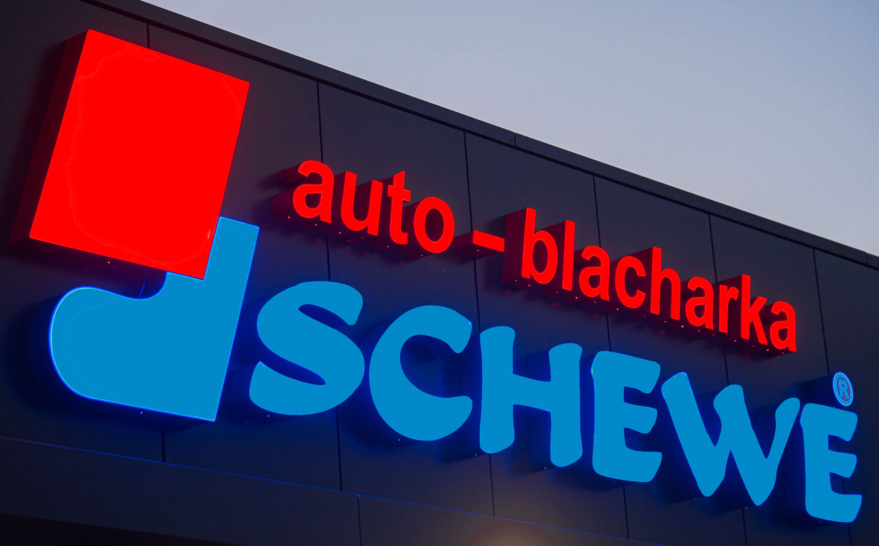 Auto blacharka Schewe - Lettres LED 3D, éclairées de face et de côté à partir de plexiglas.