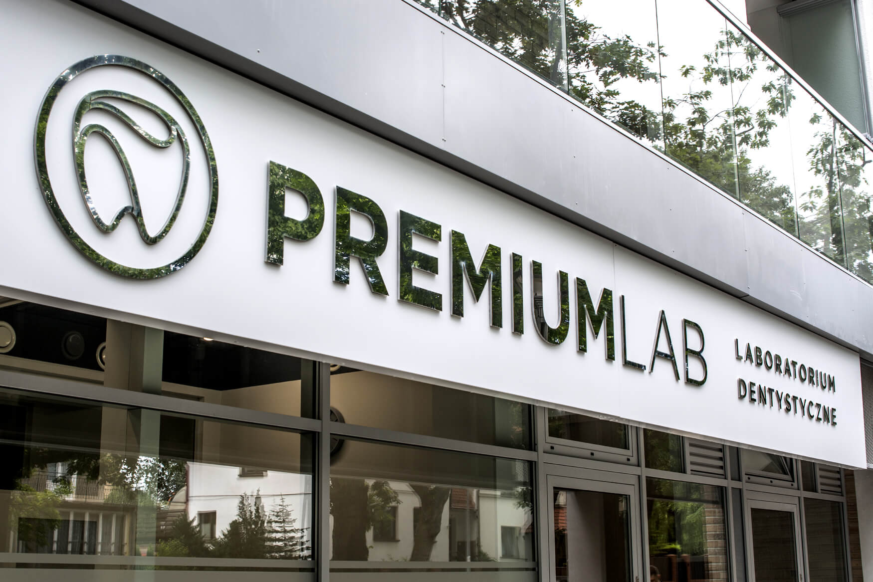 Premiumlab - Premiumlab - enseigne d'entreprise placée sur un caisson publicitaire avec des lettres spatiales en métal
