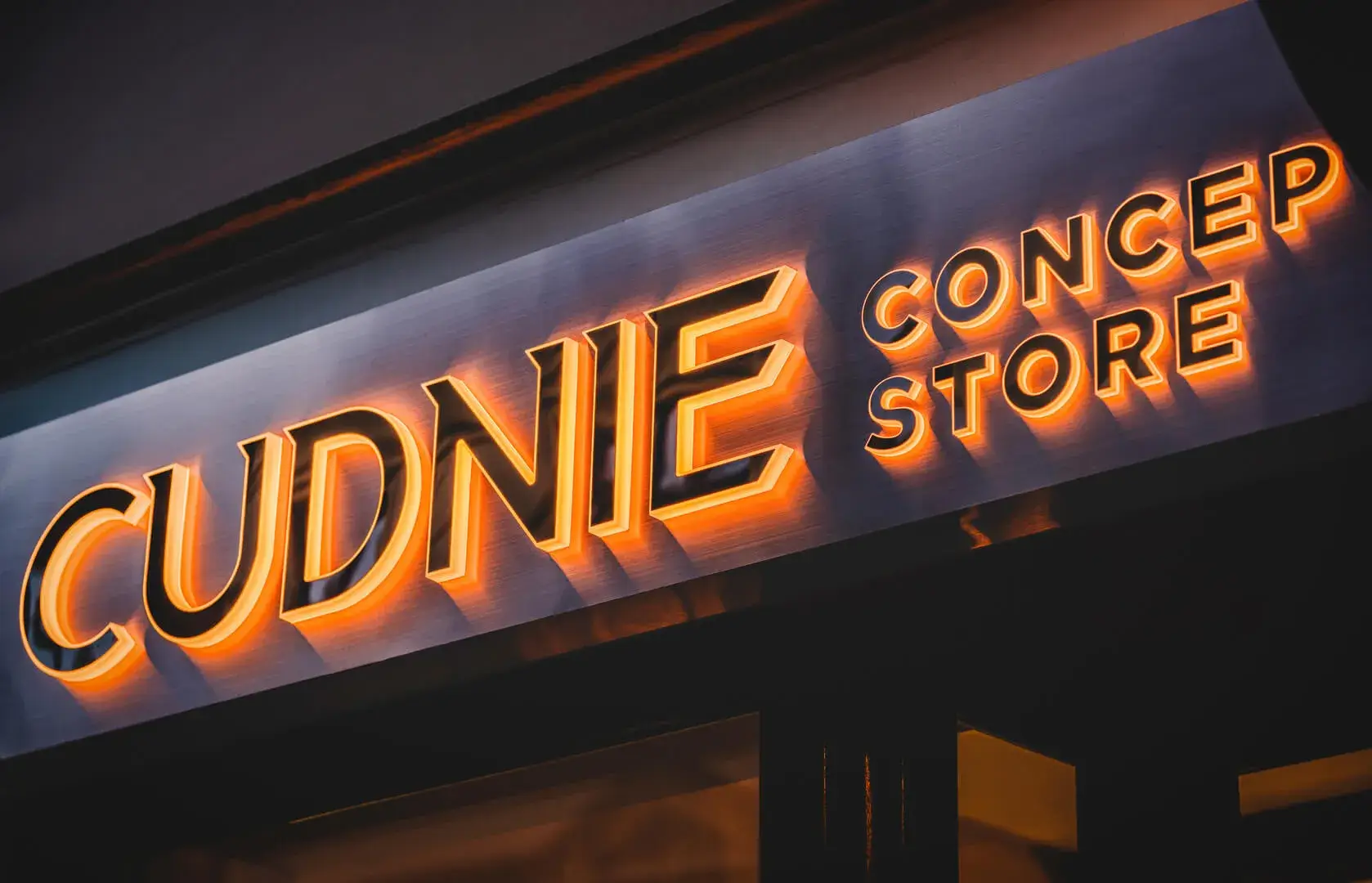 Cudnie - Concept Store, podświetlany kaseton, szyld