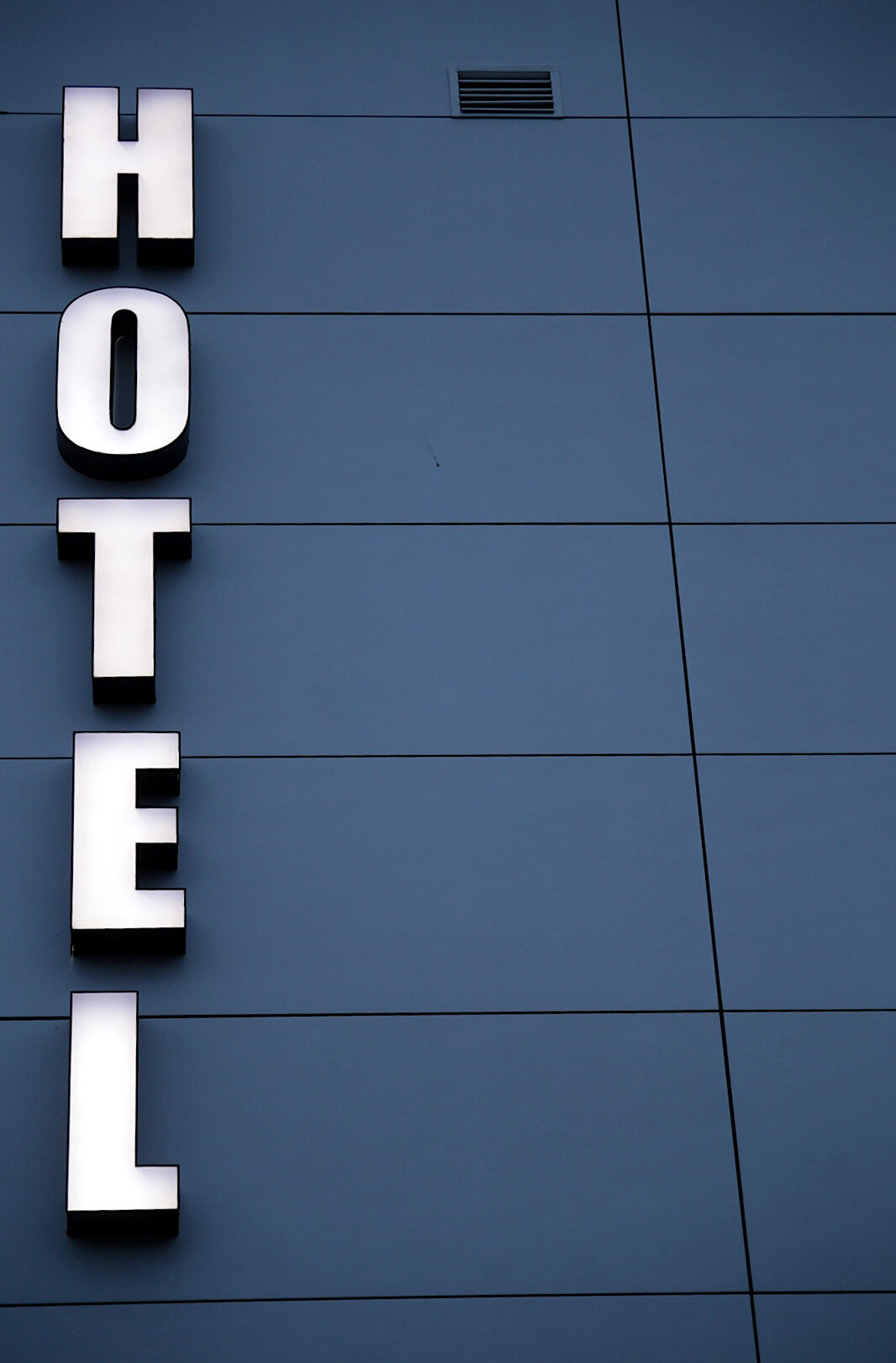 Albergo Zatoka - Zatoka Hotel - Lettere spaziali in plexiglas a LED poste sul tetto