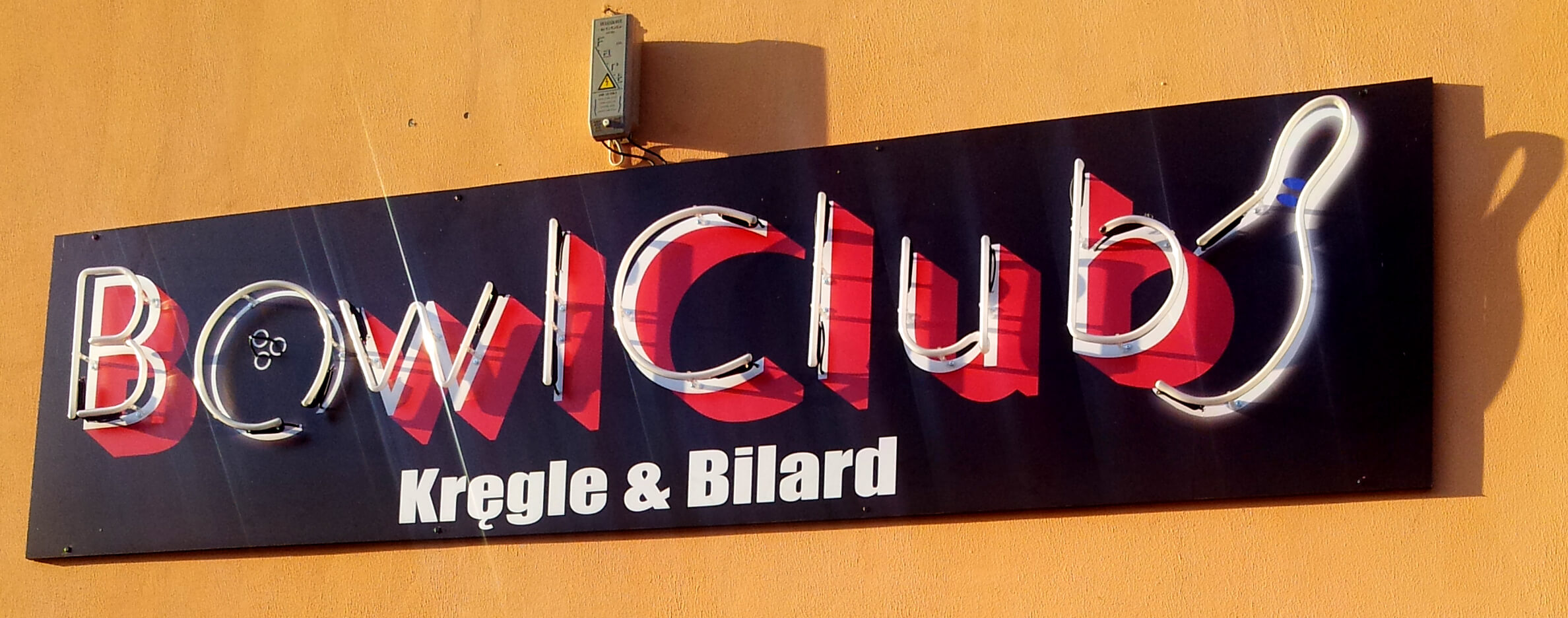 Club de Bolos - Bowl Club - cartel publicitario de neón, colocado en el exterior del edificio