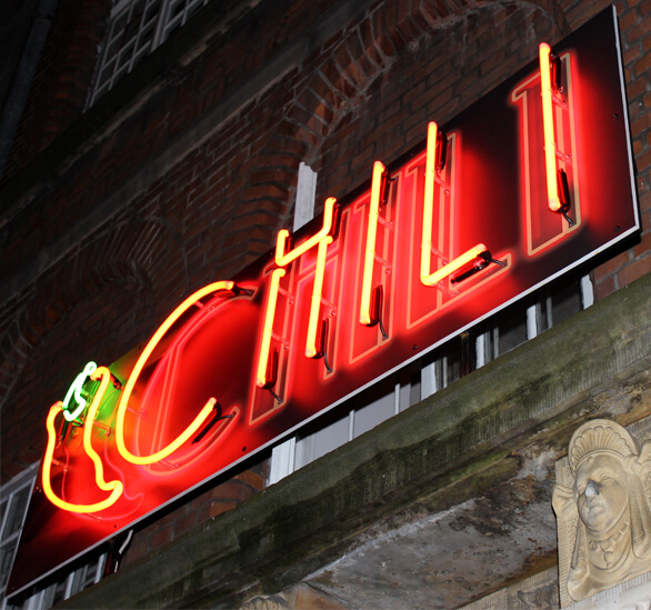 Chili - Chili - rote Leuchtreklame über dem Eingang.