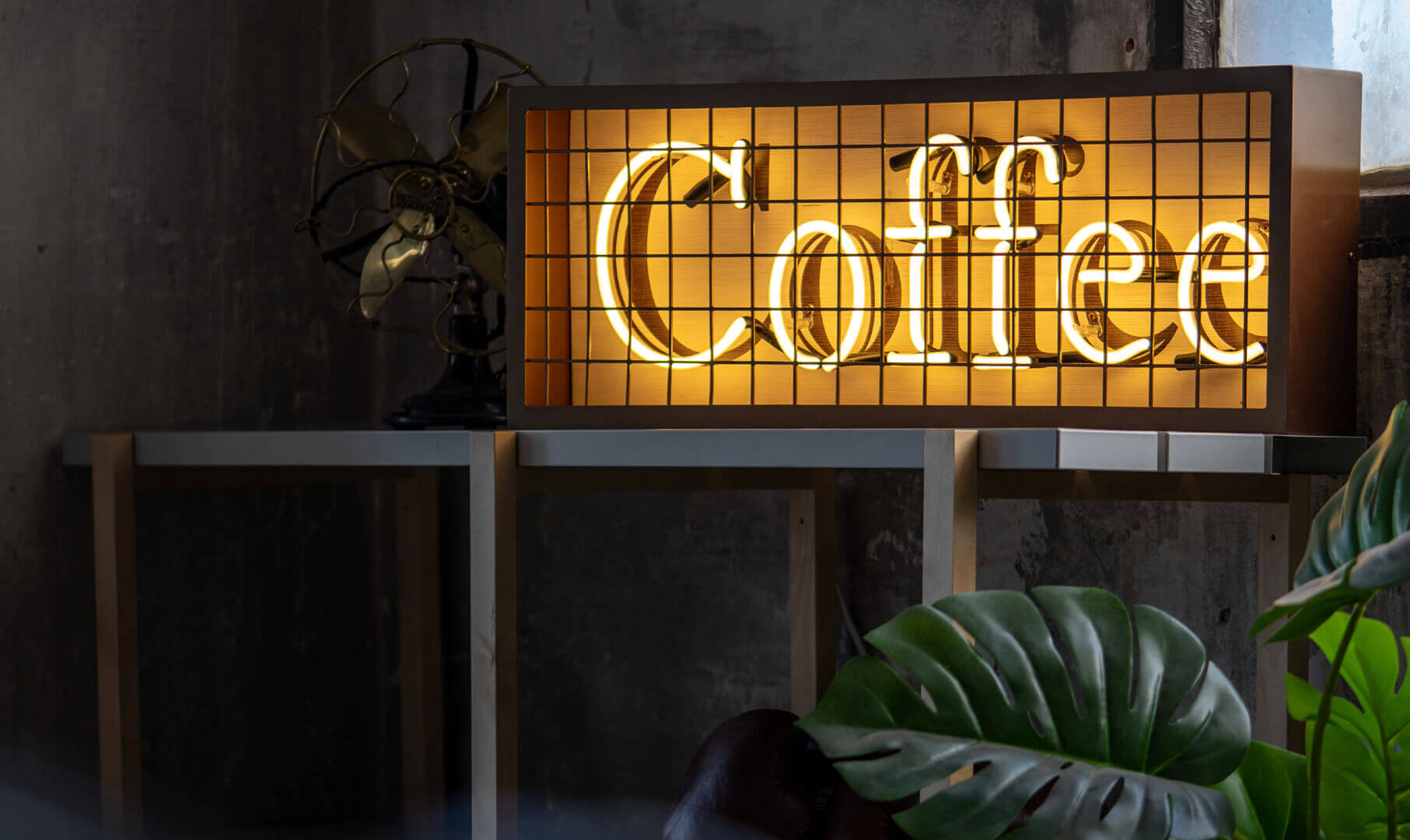 coffee-neon - coffee;neon-aranżacja-kawiarni-neon-coffee-wystruj-lokalu-neon-na-zamówienie