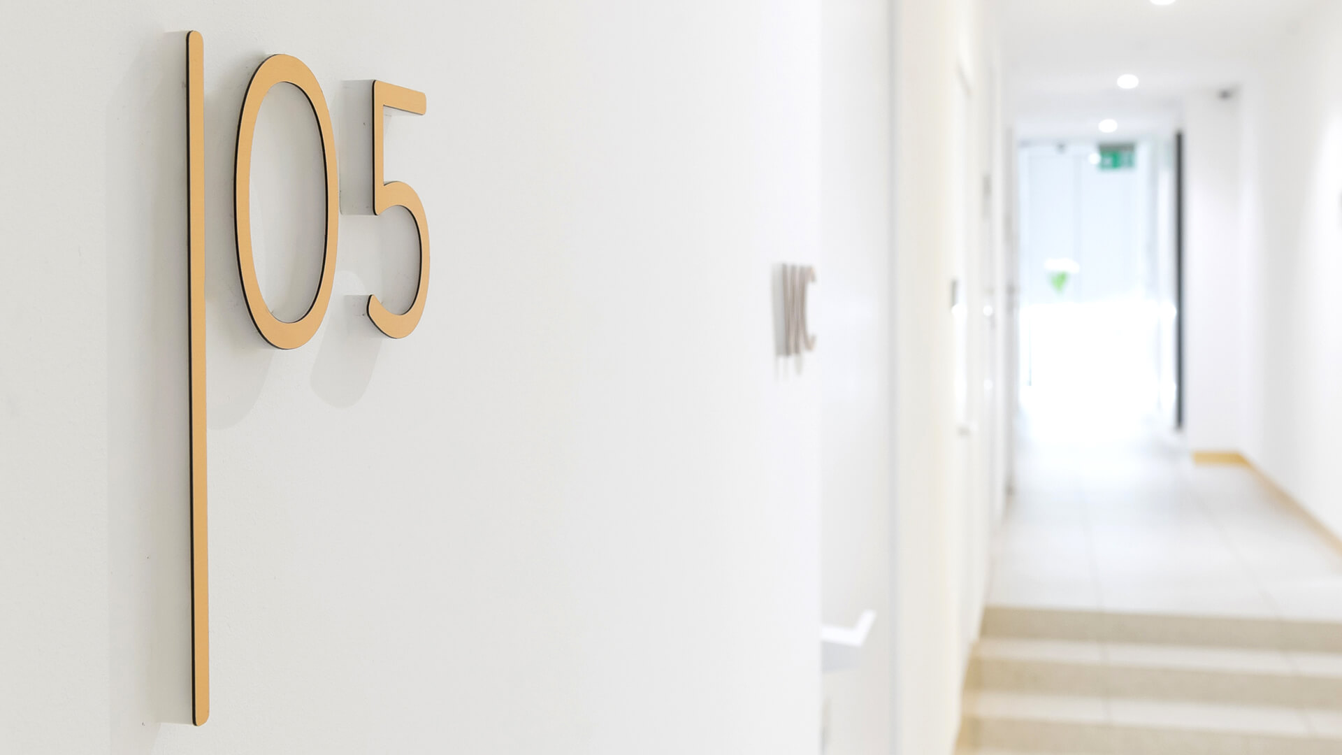 Segni delle stanze sulle porte - Numerale, numero sulla porta della clinica in oro.